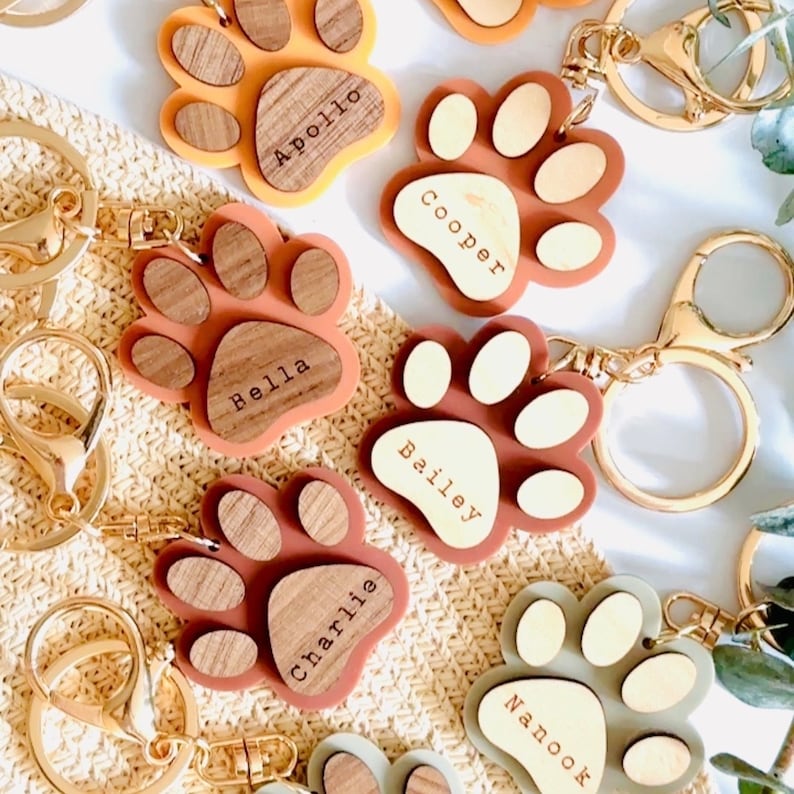 Custom Engraved Dog Paw Print Keychain β Personalized Pet Name Gift πΎβ¨